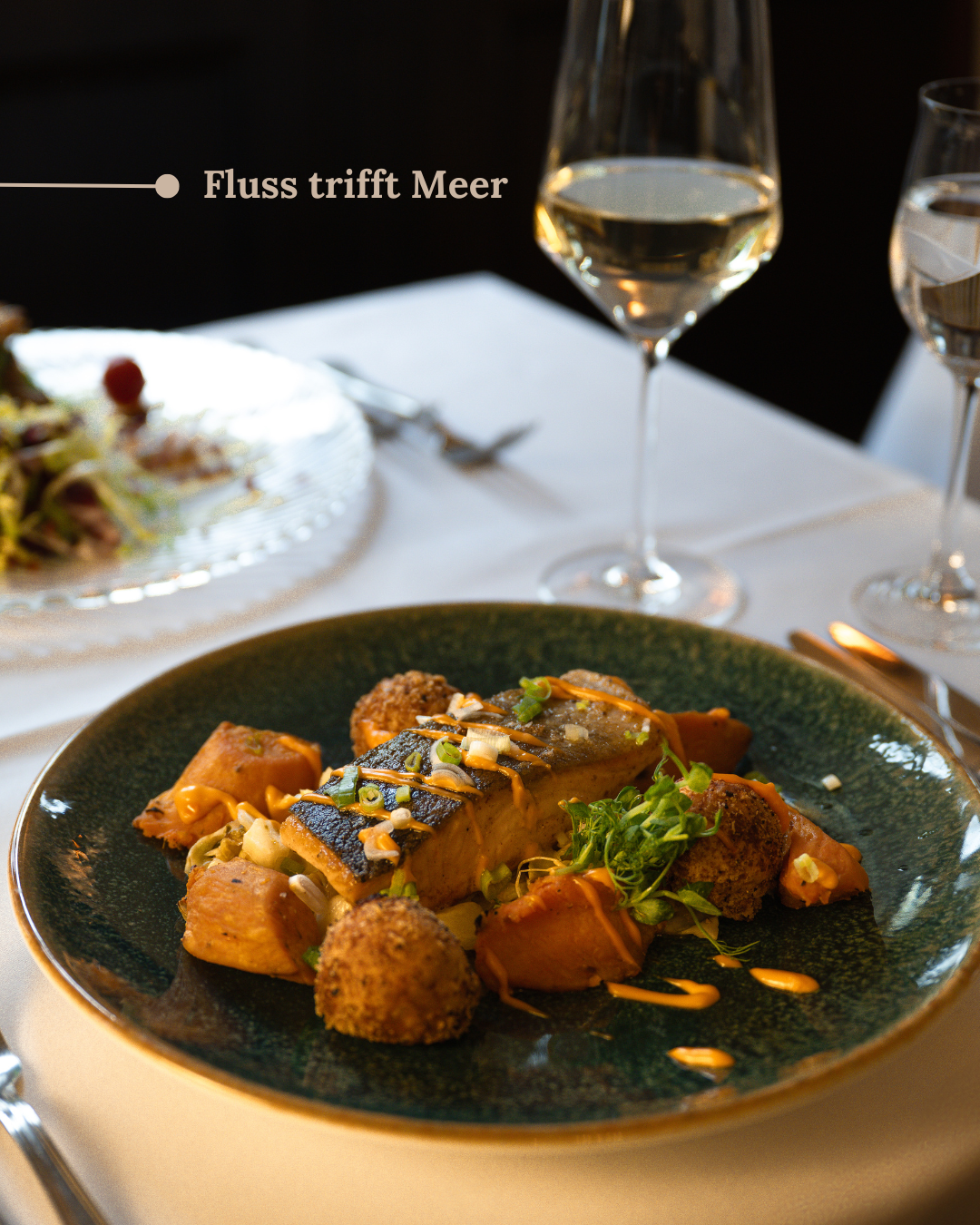 Aufnahme eines Tellers im Restaurant auf dem ein Lachsfilet liegt.